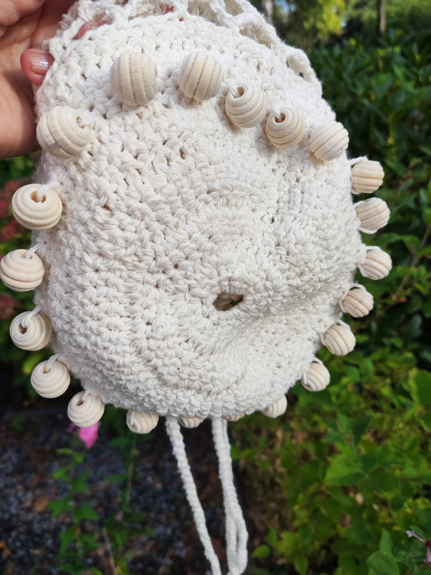 tas gehaakt creme met houten kralen treksluiting IN REVERSE