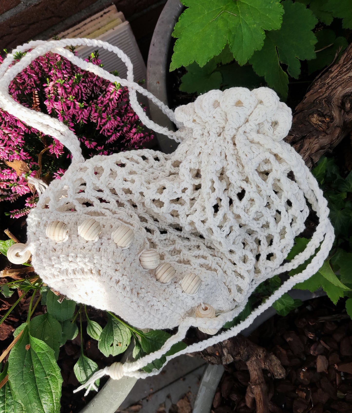tas gehaakt creme met houten kralen treksluiting IN REVERSE
