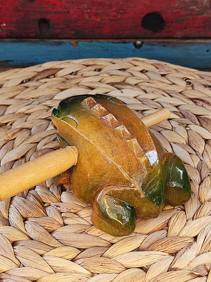 kikker hout met staaf muziek