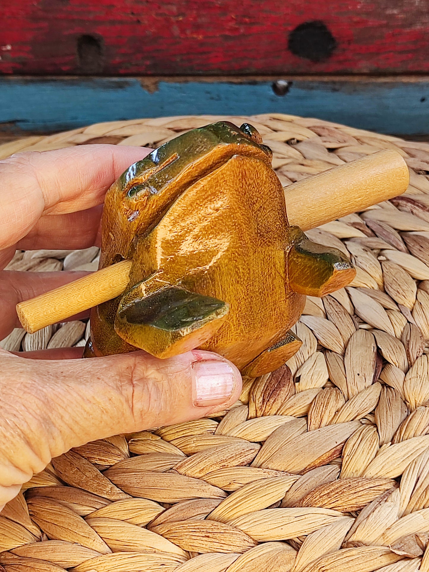 kikker hout met staaf muziek