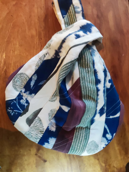 tas IN REVERSE knot bag, creme, groen en blauw met quilting