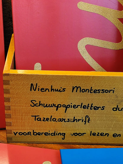 Montessori, Nienhuis zandletters in doos