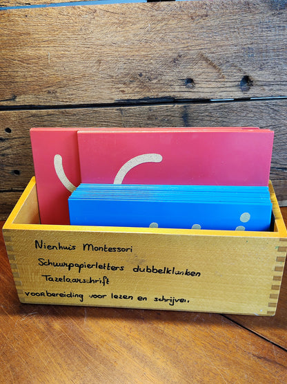 Montessori, Nienhuis zandletters in doos